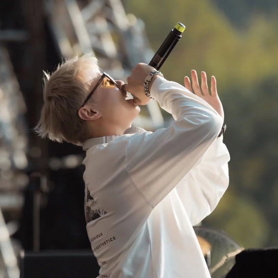 和女排姑娘击掌的银发dj面孔