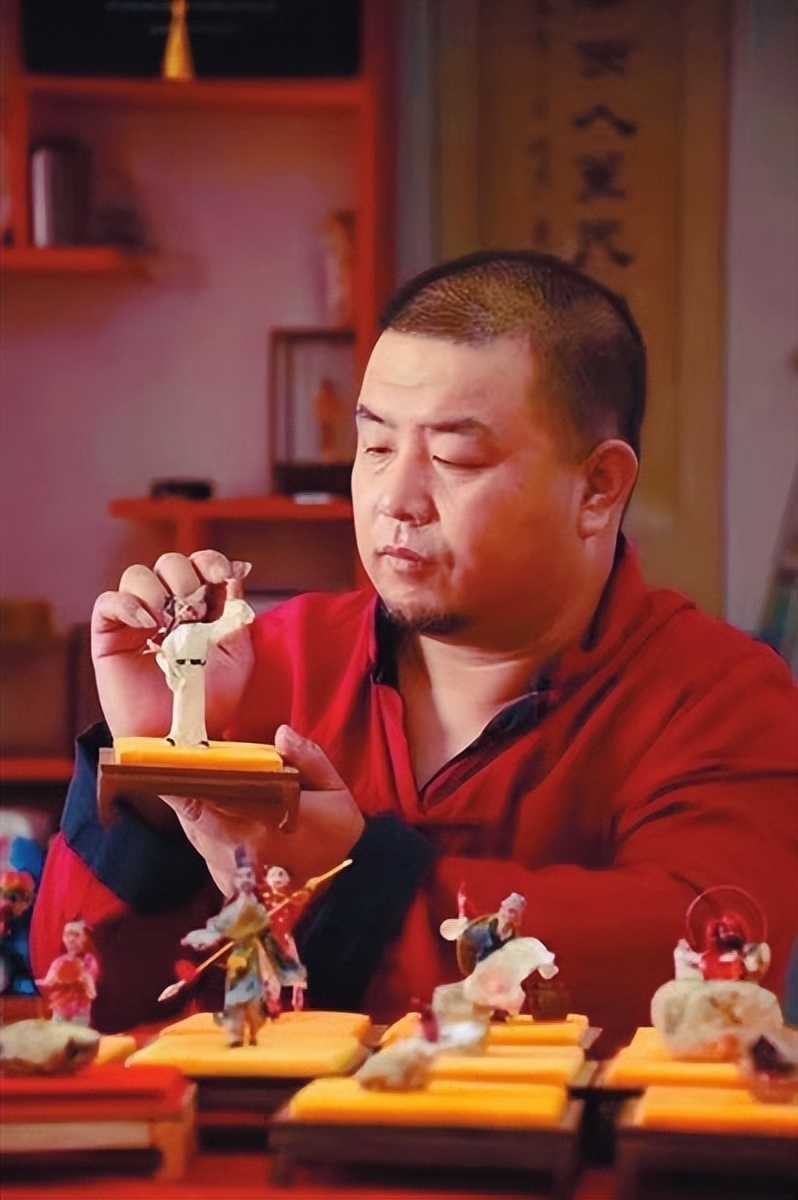 老北市里有个面人董 他捏的微型面人只有指甲盖大