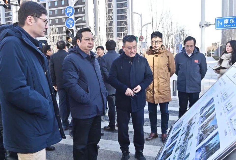 张国华调研启动区交通和市政设施建设情况并召开专题会