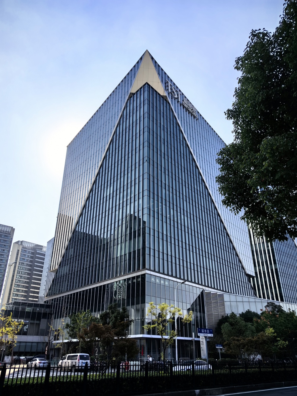 张庭夫妇被解封的96套房产在上海tst总部:此前一直办公 还有人来应聘