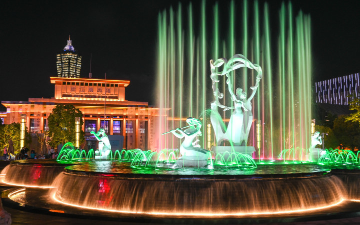 阔别三年杭州武林广场八少女音乐喷泉回归