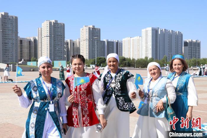 图为当日,哈首都民众身着民族传统服饰参加庆祝活动.