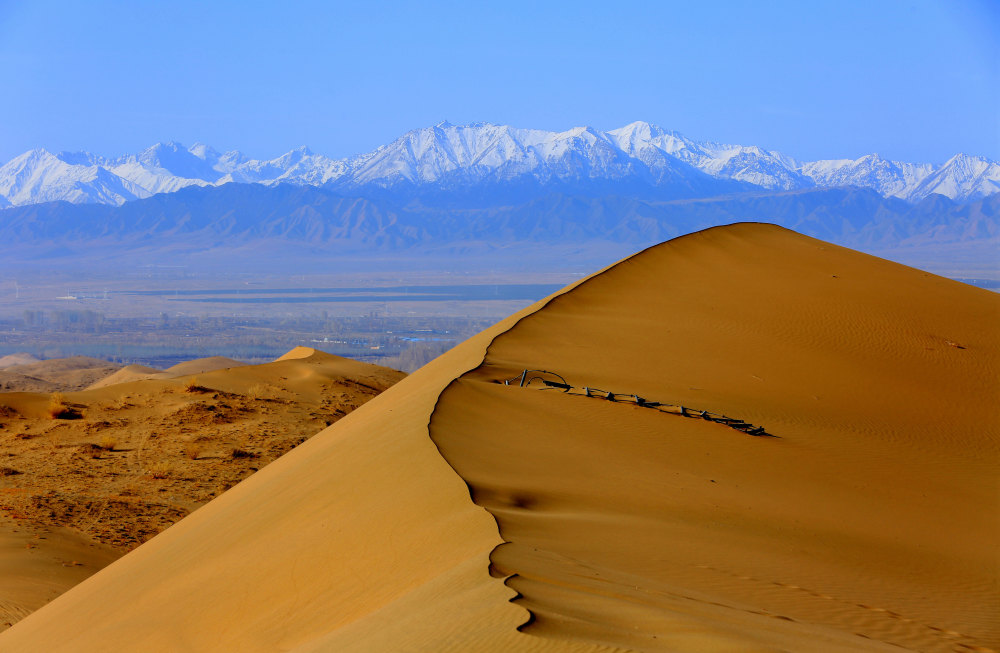 甘肃张掖春日沙漠美如画卷