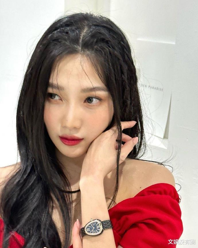 "性感炸弹"joy朴秀荣晒红裙照:香肩美腿,大秀纯欲魅力!_腾讯新闻