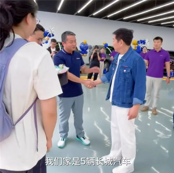 长城董事长魏建军国庆亲自交车，车主赞智驾好用，老板真拼(图1)