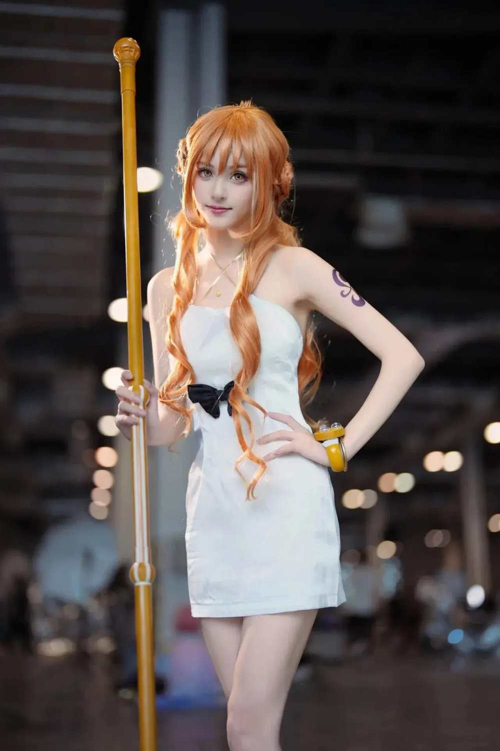 海贼王cos:外国美女cos娜美,白色短裙美爆,大长腿神还原