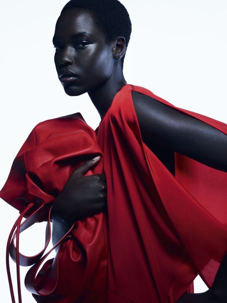 本季cos再度携手先锋眼镜品牌linda farrow,推出联名太阳镜系列,搭配