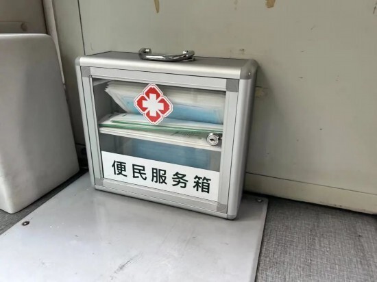 "上海巴士第五公共交通有限公司工作人员打开位于驾驶室后方的便民箱