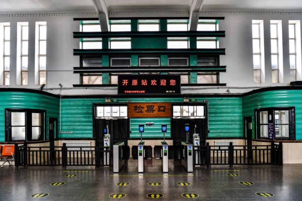 开原站恰似一台蒸汽机车而整个建筑的外形模仿的是火车头上的烟囱楼顶