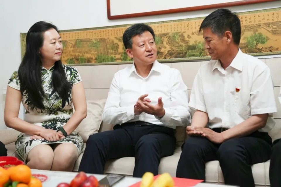 孙涛,吾拉木江·热依木等市领导走访慰问科技工作者