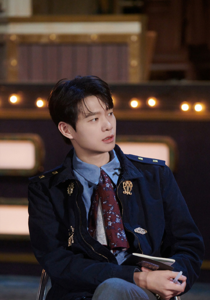 《大侦探9》第三案嘉宾介绍:吴昕的妆造像赫本,何炅和张若昀穿着是2个