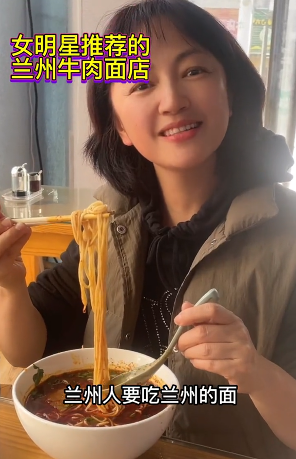 49岁罗海琼现身苍蝇小馆素颜出镜似路人大口吃面不顾阔太形象