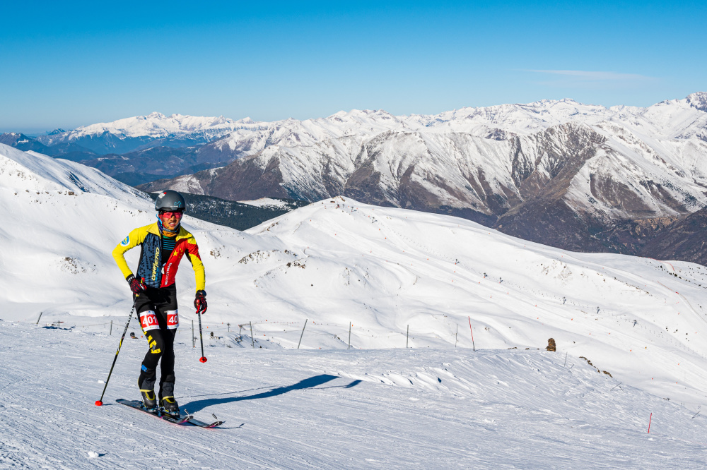 所有组别比赛路线相同,运动员需要穿着雪板进行攀登.
