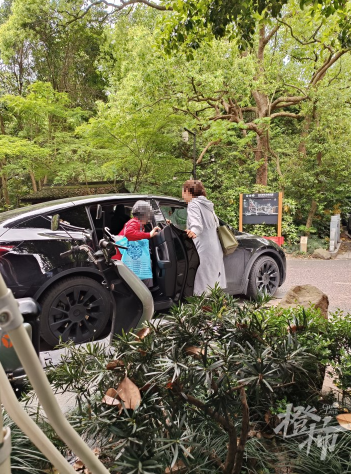 西湖景区"双限"后,道路明显更通畅了,但有一个问题让游客头疼