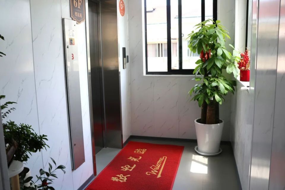 按下楼道"美颜键"!桃浦"加梯楼"居民幸福感叠加