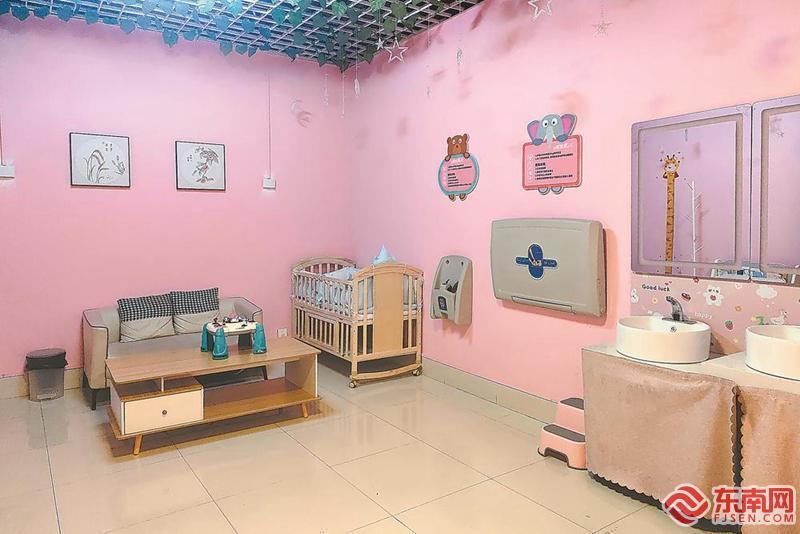 5月19日,数十位母亲齐聚福州市儿童公园,通过集体哺乳快闪的方式,宣传