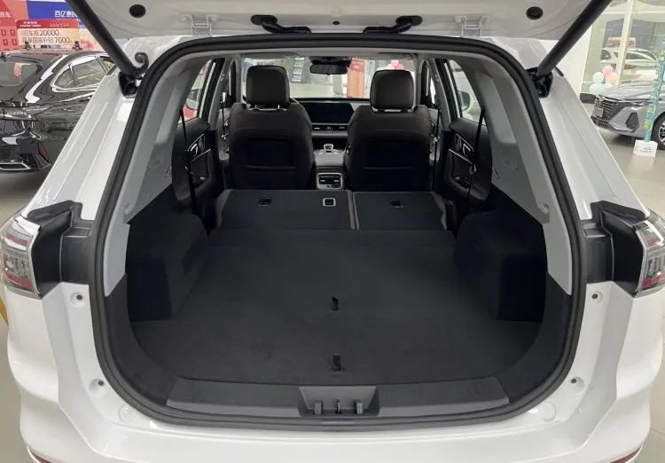 款新车的空间真是需要被表扬的,因为即便是车内打开了第三排,其后备箱