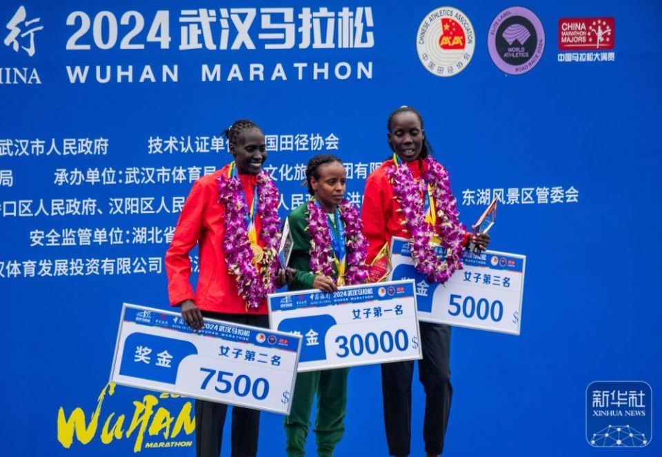 新华全媒 |2024武汉马拉松鸣枪起跑