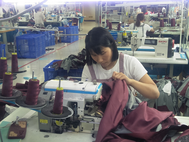 目前,公司拥有缝纫机100多台,年产值近2000万元,安排70多名村民就业