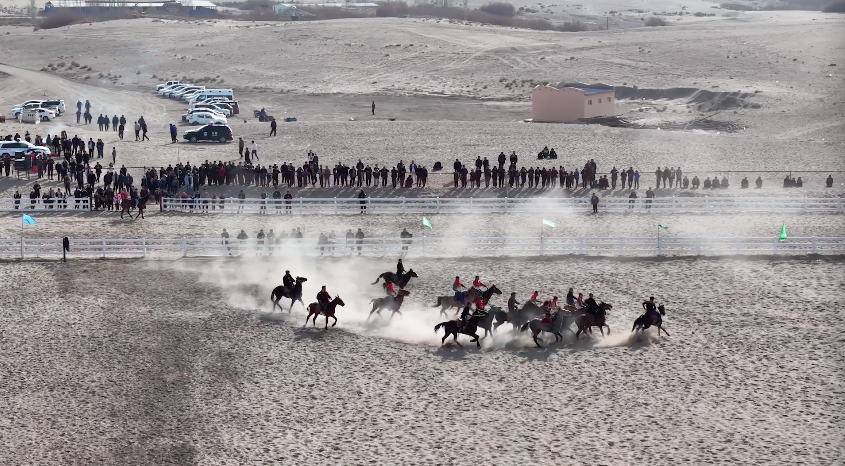新疆新和县：喜度新春佳节 领会马背上的风俗运动