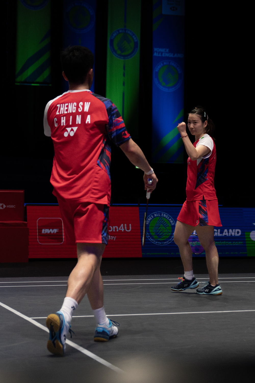 新华社发3月17日,郑思维(左)/黄雅琼在比赛中庆祝得分.