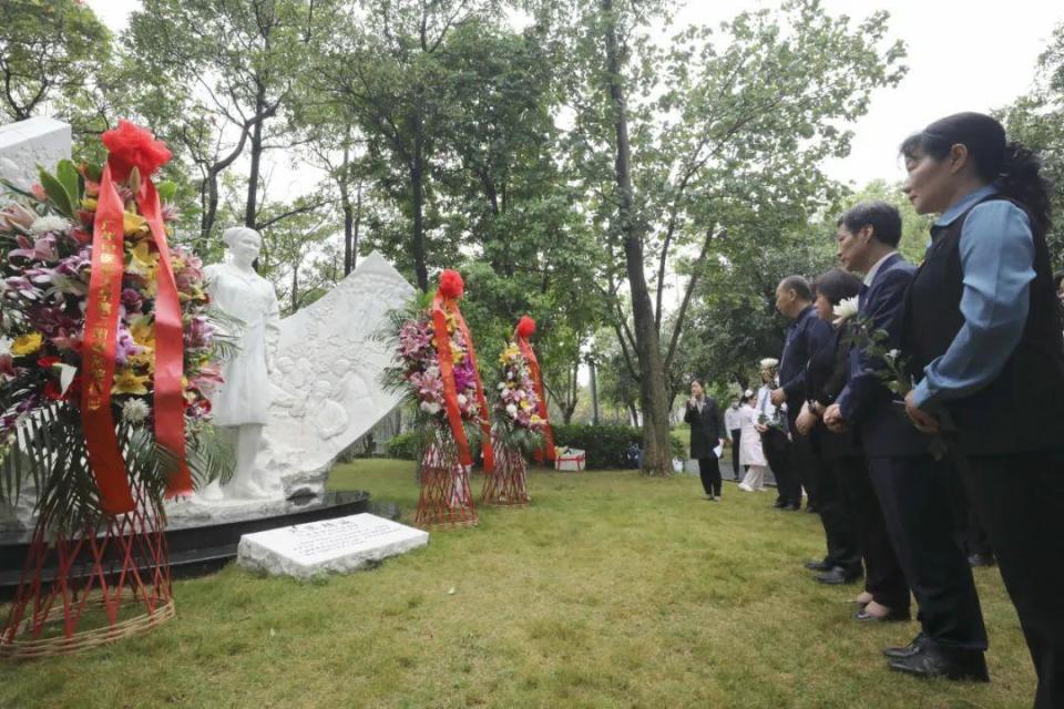 烈士叶欣牺牲20周年，“德叔”率医护缅怀_腾讯新闻