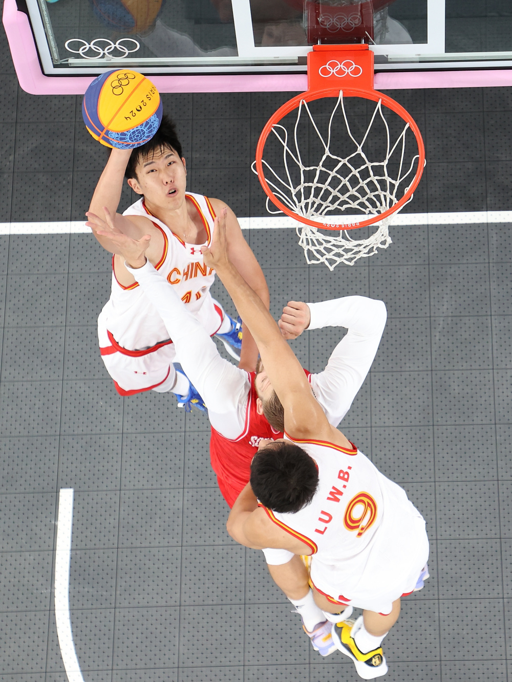 8月1日,冠军意大利选手德热纳罗在比赛中.