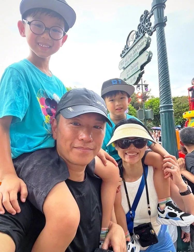 胡杏儿看张惠妹演唱会,激情跟唱所有歌曲,老公举手机全程记录