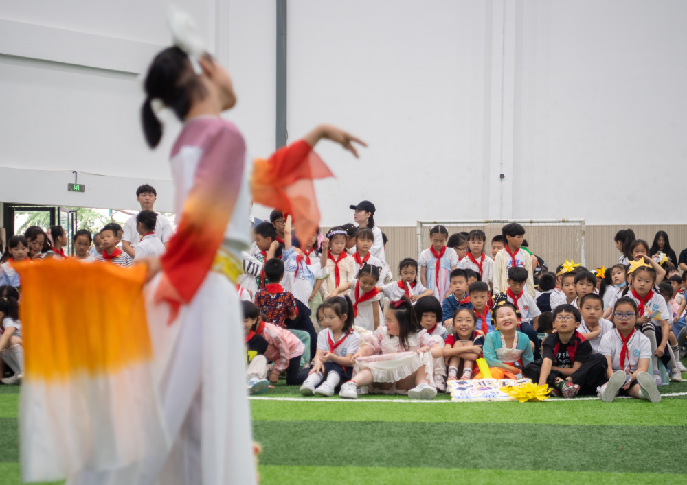 5月31日,在湖北省武汉市万松园路小学,孩子们在观看表演