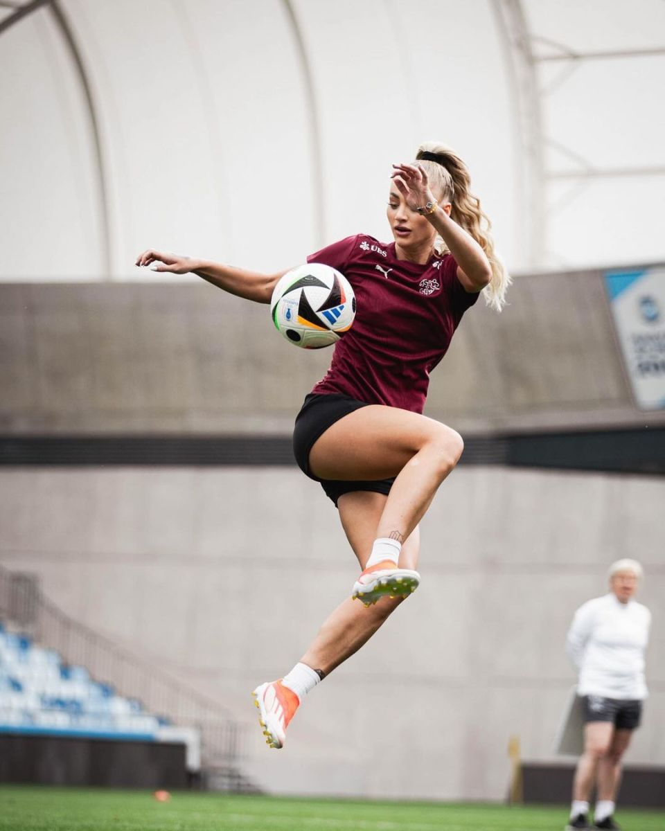 情侣打包转会记者:尤文女足想签道格拉斯女友阿莉莎-莱曼