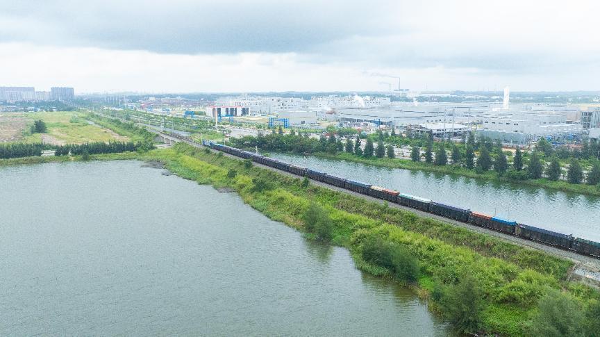 西部陆海新通道班列运输货物突破40万标箱