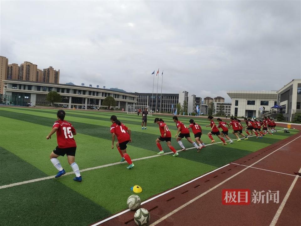 校长平先柏告诉记者:"武汉市吴家山中学被誉为中国女足的摇篮,2015