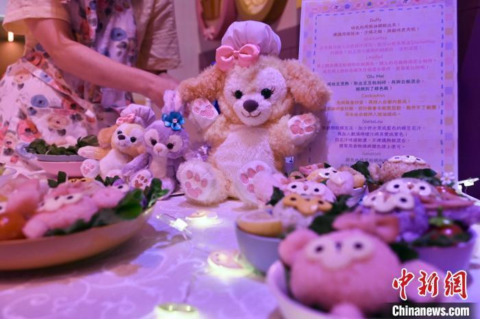 香港迪士尼举行"duffy与好友同萌游" 粉丝投入梦幻庆祝派对_腾讯新闻