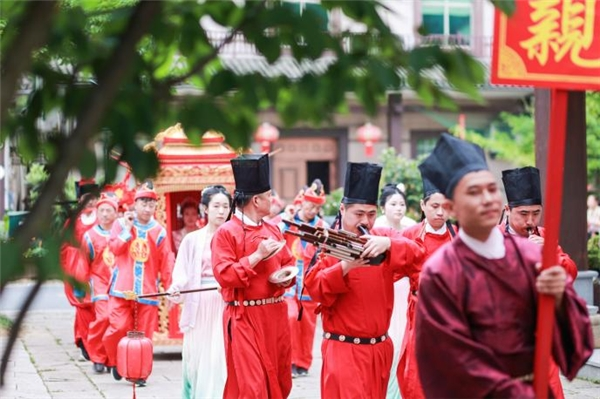 ，婚礼现场充满浓郁的幸福气息，也充分体现了中国传统婚礼的浪漫与典雅