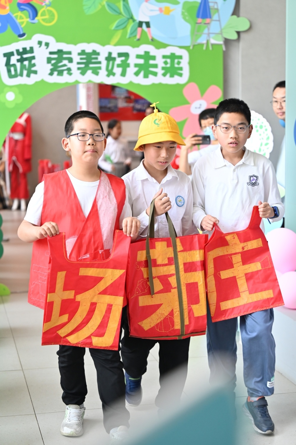 把废旧横幅做的背心穿上身,宋诏桥小学五年级的缪鸿轩同学感觉自己像