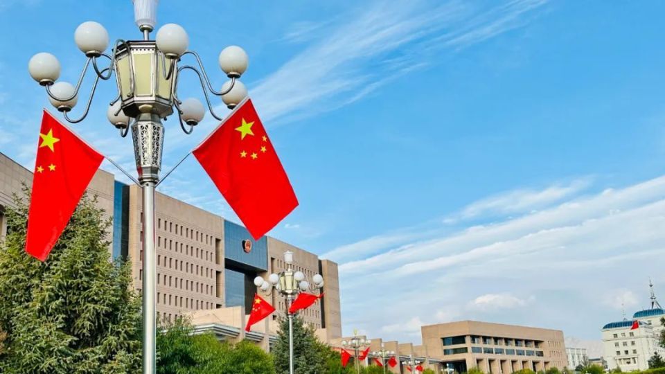 巴彦浩特:喜迎国庆,五星红旗飘起来!_腾讯新闻