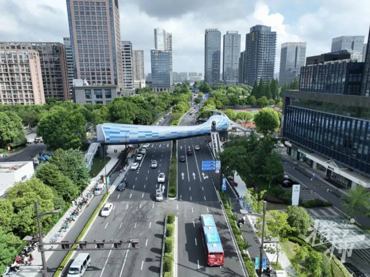 滨江区首座异形天桥建成！去医院方便多了_腾讯新闻