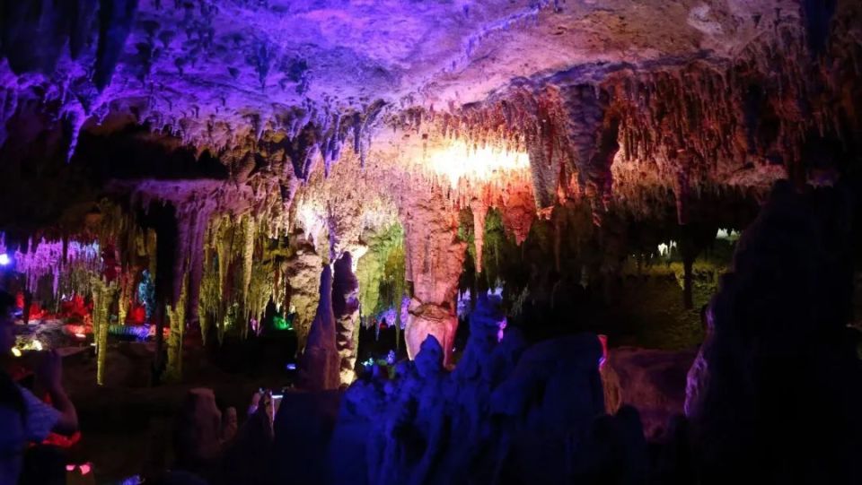 洞内有"南天柱""海底世界"等千姿百态的景观,色彩斑斓,尽显大自然鬼斧