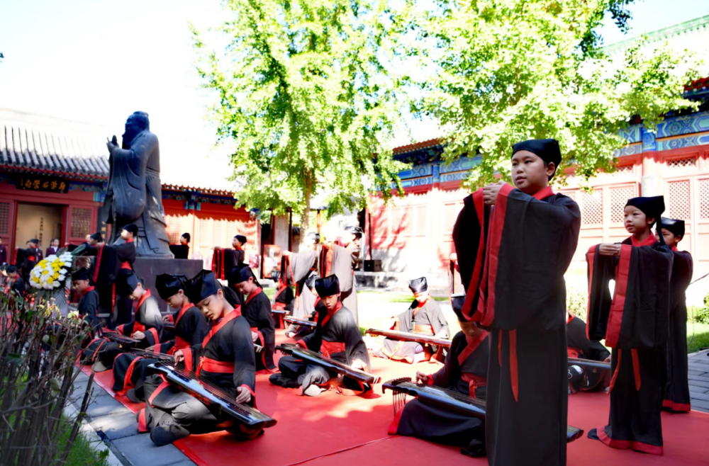 "正衣冠,肃容色,钟鼓齐鸣!