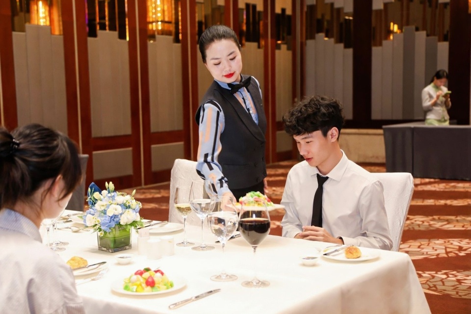 铺床摆台亮绝活,武汉星级饭店服务技能"大比武"