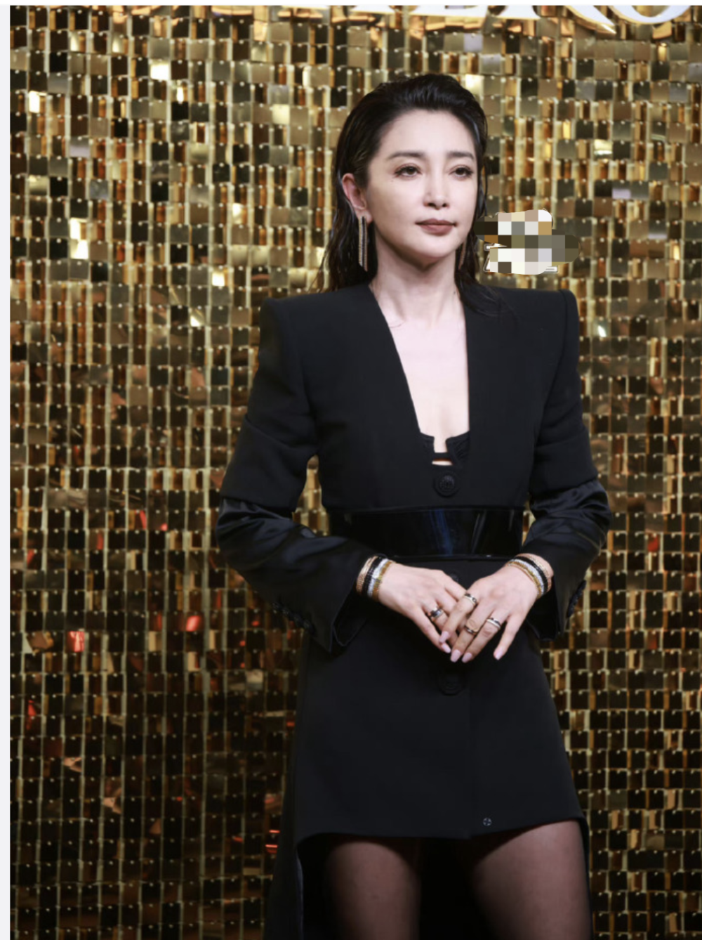 李冰冰,是很多人熟悉的影后,在内娱影响力杠杠的.纵然成龙大哥很赏识