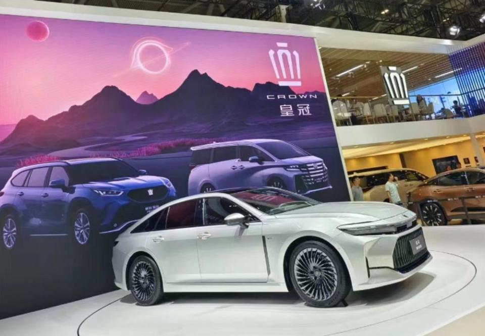一汽丰田携全系皇冠新品亮相深圳车展