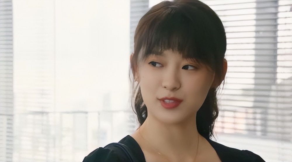 低开高走,37岁女演员凭一己之力拯救了《妻子的新