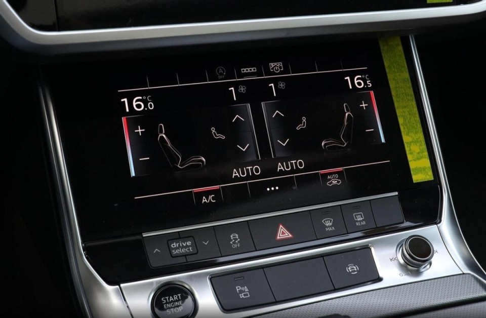 坐在主驾驶位置,可以看到,奥迪a7l全系标配了带有换挡功能的真皮方向