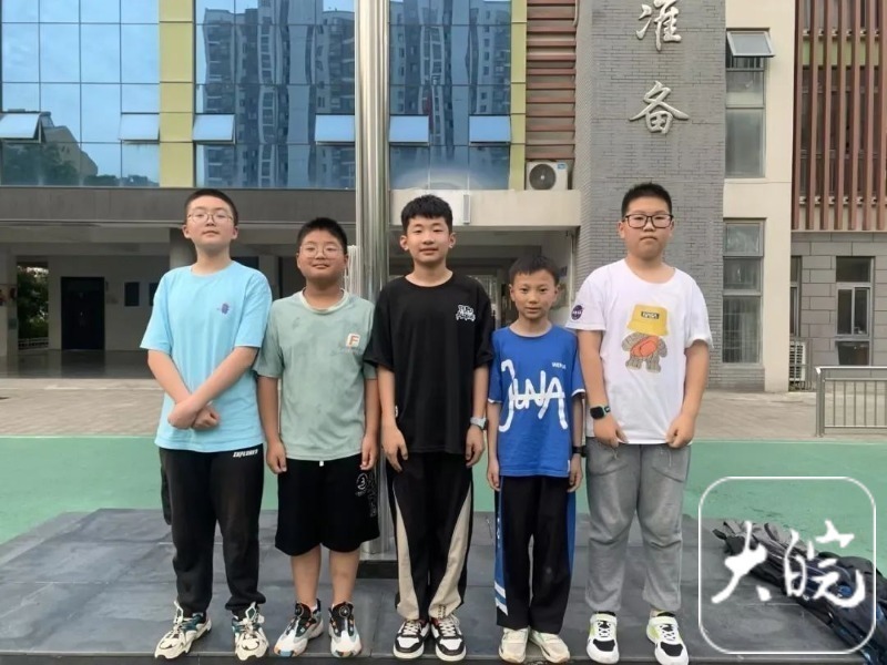 伸出援手的五名同学杨老师是岗湾小学六年级五班的班主任,杨老师表示