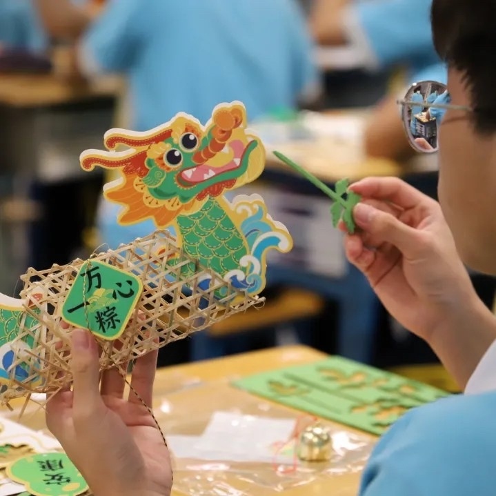 茂名信宜市开展国防教育进校园和融合教育手工课活动