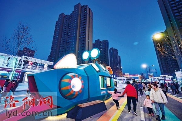 洛阳首个创意集装箱商业步行街在伊滨区开街