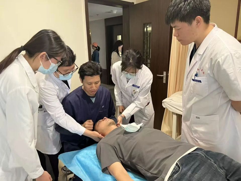 包含东直门医院代诊挂号服务院内科室精准带路，不用四处打听的词条