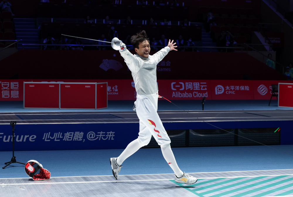 9月28日,中国队选手沈晨鹏在半决赛后庆祝胜利.