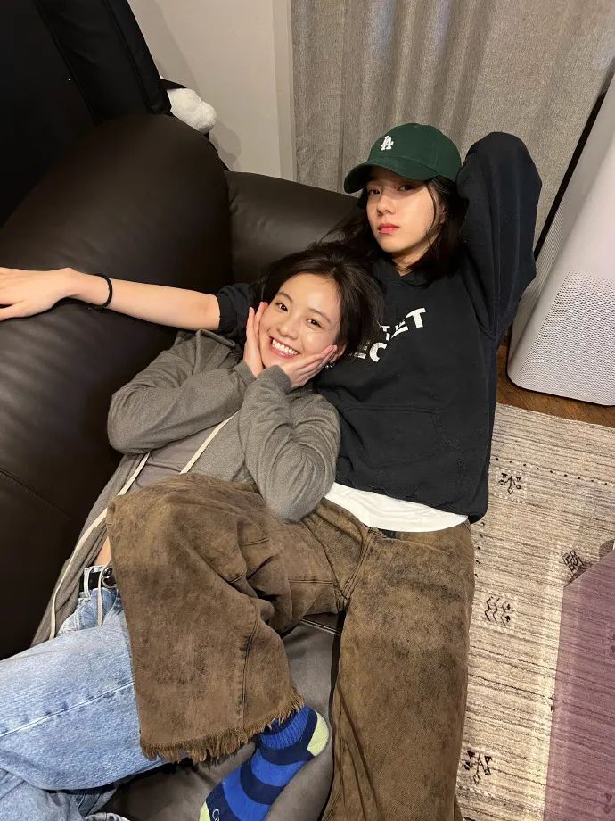 难怪三里屯三姐妹能一起逛街呢